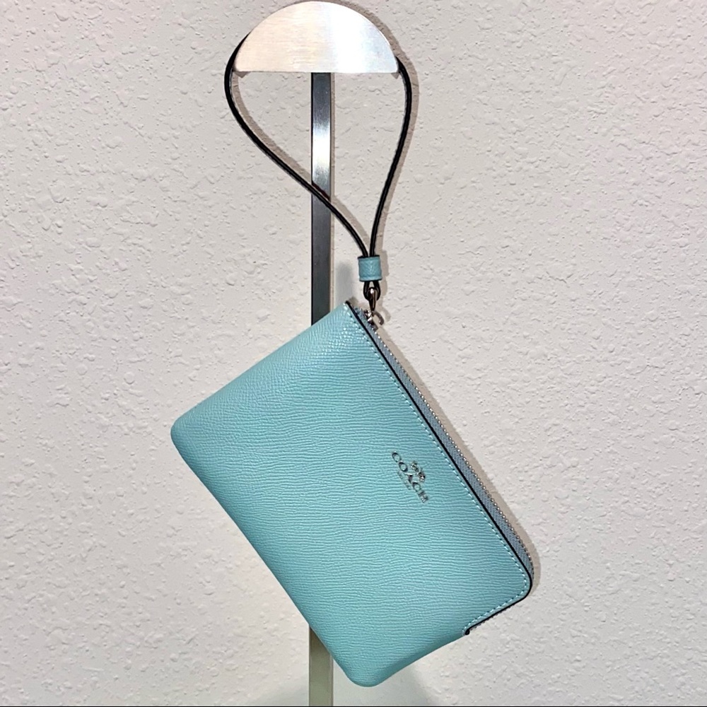 🎄HOLIDAY SALE🎄 Coach Medium Wristlet